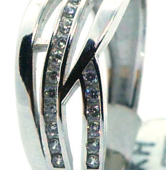 Prsten z bílého zlata s řadou kamínků